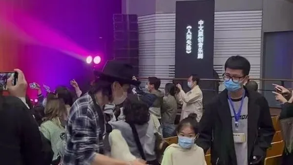 Netizens ran into Lee Seung-hyun to take his daughter to see the musical Lucky, which is cute and cute.