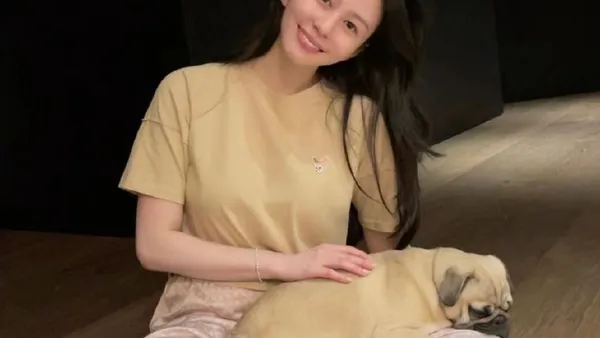 邱淑貞大女兒沈月曬與愛犬合照 長髮披肩素顏出鏡隨性動人