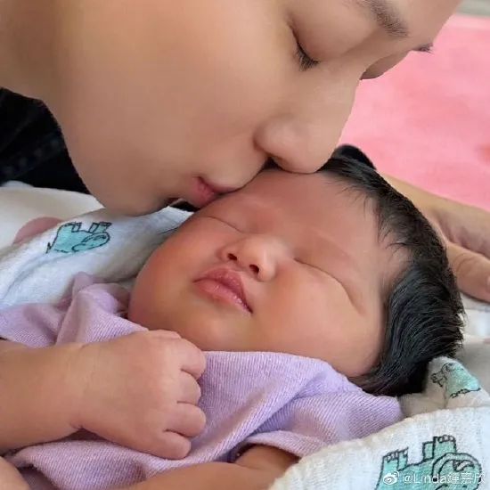 鍾嘉欣官宣三胎產女 親吻女兒母愛滿滿