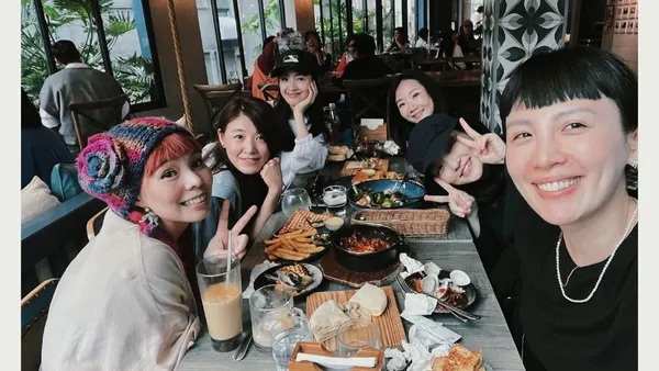 陶晶瑩曬"怪奇少婦"合照 林依晨徐佳瑩等對鏡微笑好歡樂