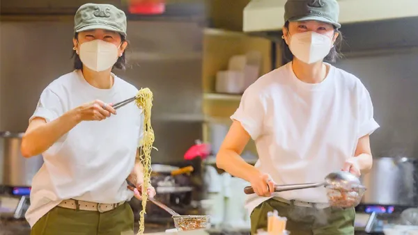 68歲林青霞分享煮麪生活照 穿白色T恤笑意盈盈顯年輕