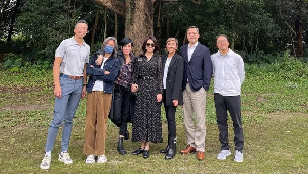 劉嘉玲同吳君如陳可辛等外出郊遊 精心打扮氣質優雅狀態好