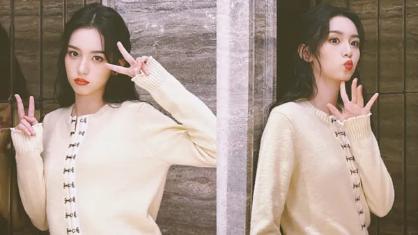 周也捲髮紅唇造型港韻十足 嘟嘴比耶俏皮可愛