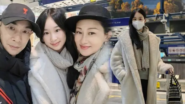 赵文卓送女儿出国留学 发文感慨:我的玫瑰又要远行