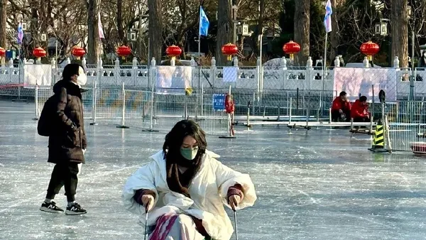 周迅什刹海滑冰被网友偶遇 时尚保暖两不误状态极好