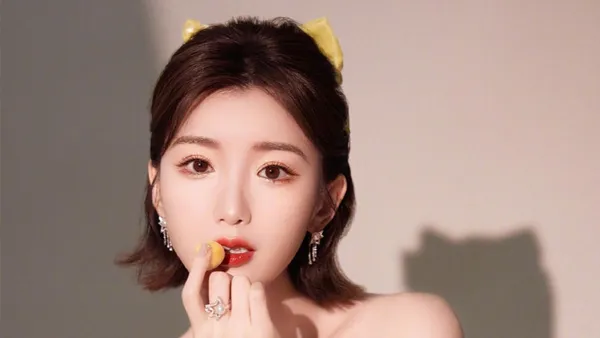 毛晓彤穿黄色抹胸裙锁骨迷人 对镜俏皮四连拍少女感十足