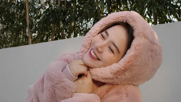 马思纯仰头嘟嘴卖萌笑容治愈 贴墙摆搞怪pose元气满满