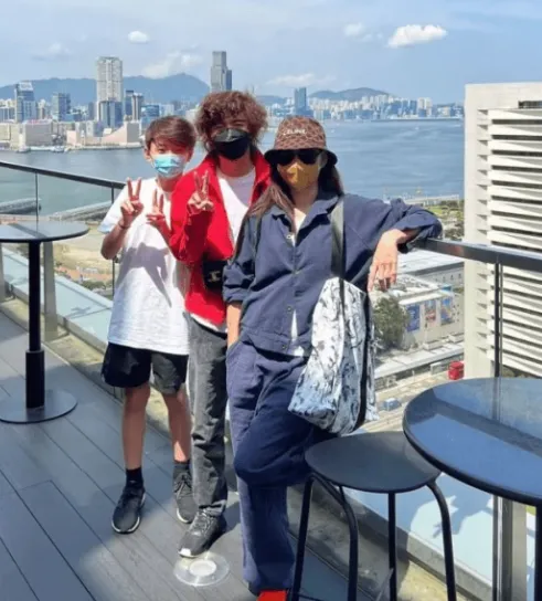 张柏芝神秘男友疑似现身 二人十指相扣陪孩子们逛街