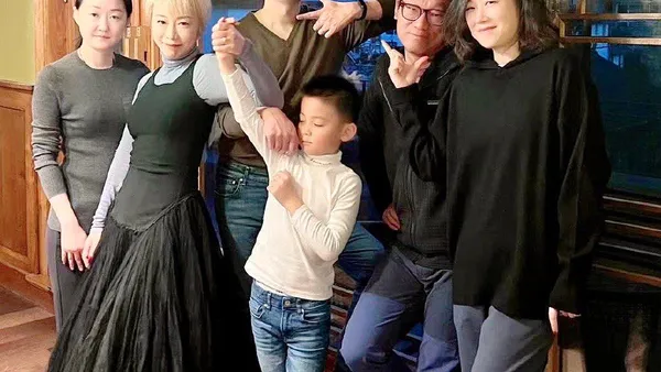 保剑锋为老婆庆生甜蜜恩爱 娇妻一头金色短发相当酷帅