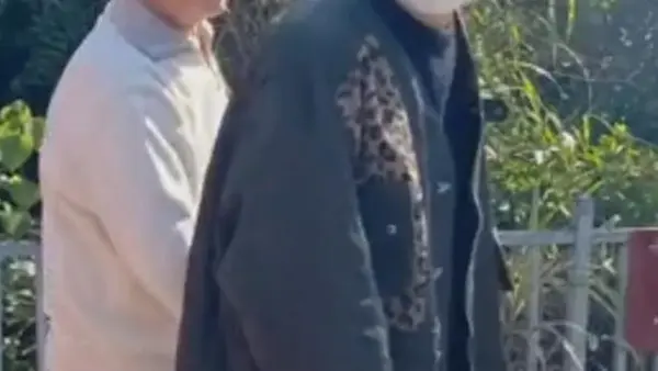 沈腾在桂林阳朔游玩被偶遇 与网友合影亲切接地气