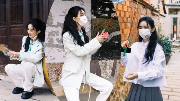 赵丽颖漫步古城闲适自在 放飞风筝灵动可爱好少女