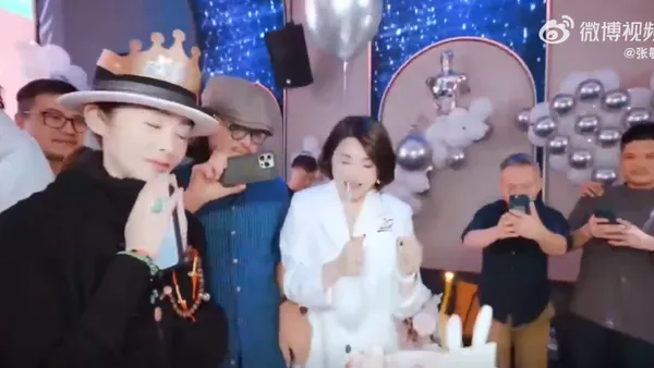 港星张敏和一众好友办55岁生日派对 现场画面热闹温馨