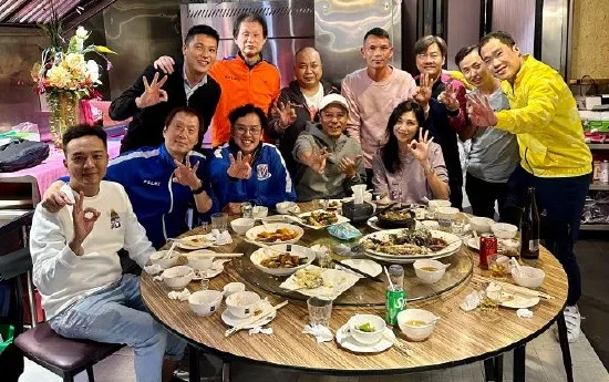 Li Keqin shared a friend's party and claimed that Alan Tam scored three goals.