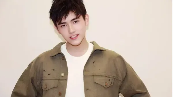 陈飞宇恋情曝光？网友公开其与一女子亲密照片