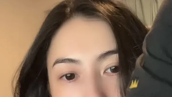 张柏芝深夜分享陪儿子做作业视频 母子依偎温馨十足