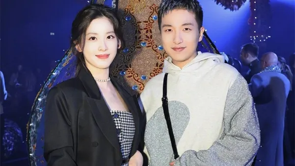 章泽天巴黎时装周与网友合影 长发披肩妆容精致状态好