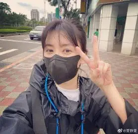 贾静雯手指甲沟炎红肿剧痛 医生误判让热敷更加严重