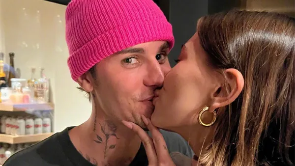 海莉晒照为比伯庆祝29岁生日 二人拥抱亲吻感情甜蜜