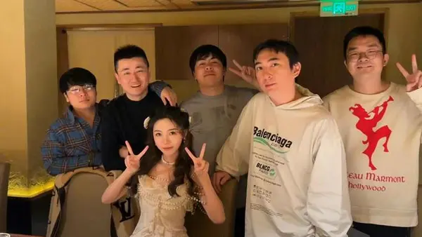 Wang Sicong appeared at the birthday party of a female online celebrity and lost weight without seeing his girlfriend.