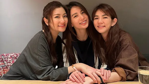 SHE surprise photo to celebrate International Working Women's Day's years of hand-in-hand intimacy and smile