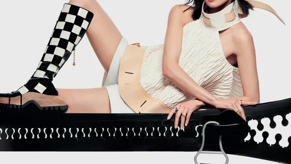 宋茜登四月刊封面 冲破阻碍邂逅摩登秘境