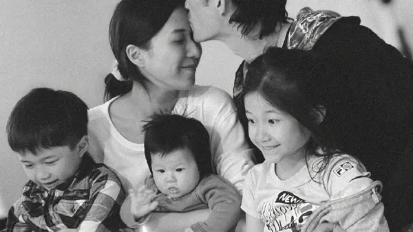 钟嘉欣晒全家合影庆39岁生日 获老公甜蜜额头吻面露幸福