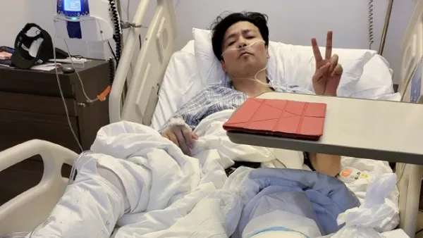 蔡少芬老公张晋拍动作戏受伤 卧床打石膏不忘对镜比耶