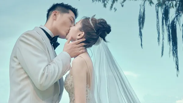 何超莲晒与窦骁婚礼现场照 穿白纱花丛簇拥下接吻好甜蜜
