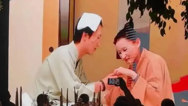 窦骁向何超莲求婚视频曝光 敷着面膜送钻戒太好笑