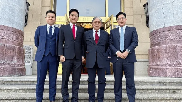 Huo Qigang posted his father and son in the same frame, saying that he commemorated the 100th anniversary of Huo Yingdong's birth.