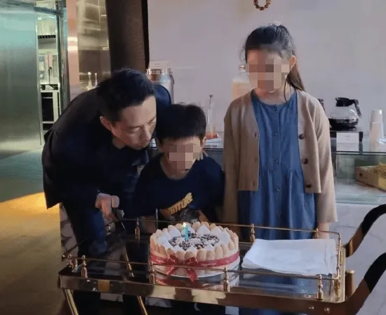 汪小菲曝光儿女正脸照 大S透过经纪人表示将提告