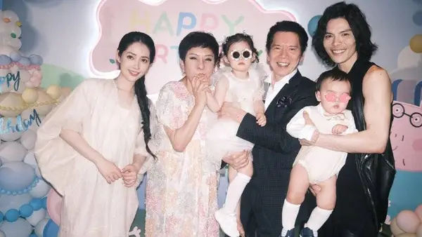 向佐郭碧婷为二胎儿子办周岁宴 向华强向太出镜画面温馨