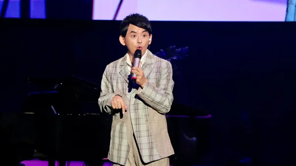 黄子佼承认性骚扰后爆料:曾被大小S邀请吸毒嗑药