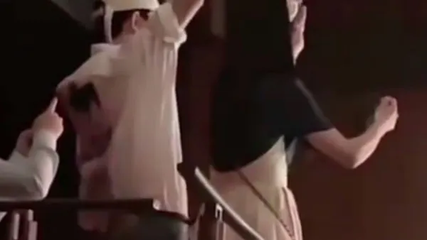 Zhang Jie Xiena watched the flirtatious performance and the couple held up their mobile phones to shoot and cheer.