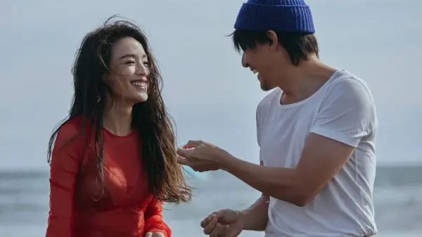 Zhang Zhen Shu Qi's romantic and framed atmosphere at the beach is amazing.