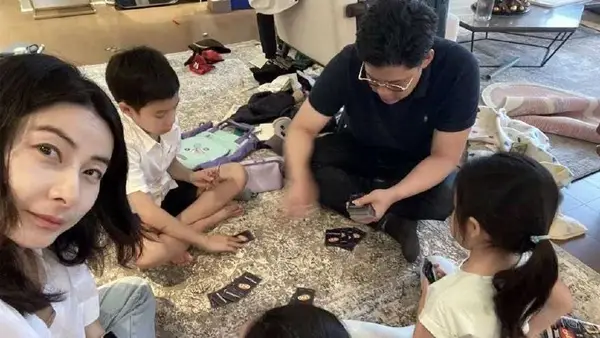 Guo Jingjing posted the family life photos to mark Huo Qigang's birthday and showed the sweetness of husband and wife.