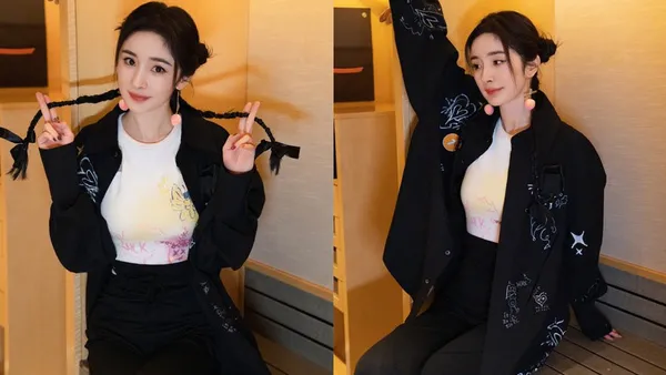 杨幂双丸子麻花辫造型俏皮可爱 白色涂鸦打底T恤童趣满满