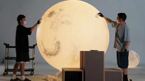 刘德华重拾17岁初出道冲劲 与当代艺术家联合创作