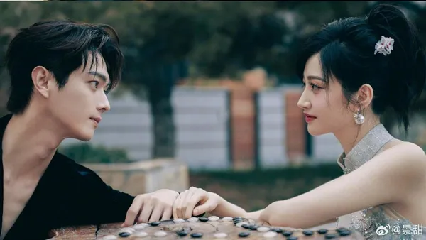 Jingtian embroidered tulle cheongsam curve graceful and Xu Kai looked at each other gently and affectionately