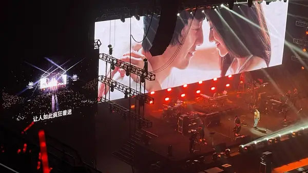 Zheng Jun confessed his love to his wife Liu Yun in a concert and proved that she was a real singer with a hoarse voice.