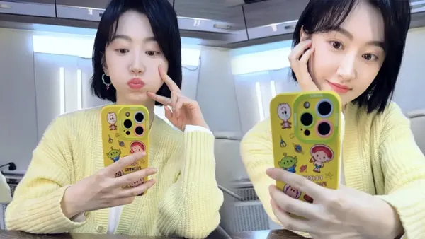 景甜对镜自拍可爱比耶 短发搭配黄色针织温柔甜美