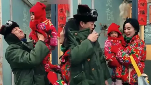 李亚鹏携妻女拍短片庆祝新年 一家三口合体超有爱