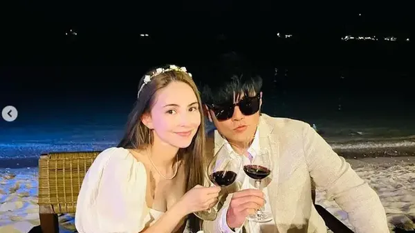 Jay Chou posted the paintings of her 2-year-old daughter. Netizens praised her bright colors and artistic talent.