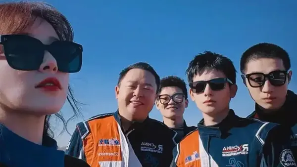 阚清子身穿赛车服酷飒十足 与胡先煦合影表情傲娇