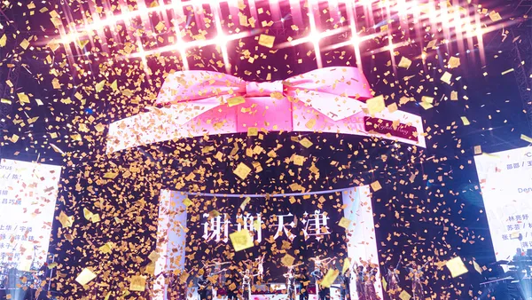 Wang Xinling and Lin Junjie sang the classic love song "When You" next door to each other, less than 300 meters away