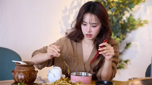 Jolin Tsai in Guiyang transformed into a Miao girl who loves to fold her ears and enjoy local culture