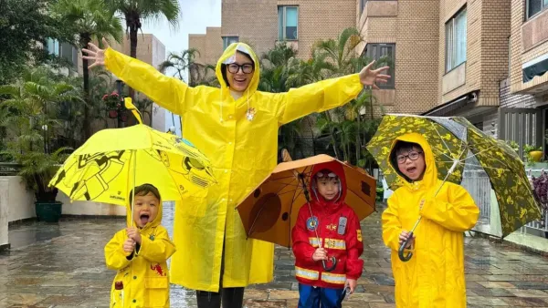 Hu Xing 'er took her three sons to play in the rain, wearing raincoats and treading water, cute and warm