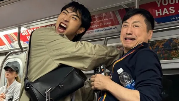 Yu Chengqing, Yu Enli and his son took a photo together. They had super-facial features and high appearance.