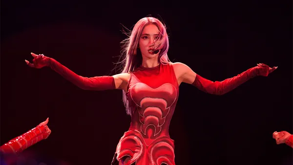Jolin Tsai's two-day singing of Hangzhou Big Lotus is frequently featured with special customized styling pictures