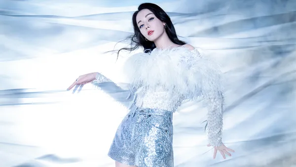 迪丽热巴穿羽毛亮片裙露漫画腿 星星眼妆神秘梦幻